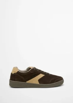 Buty sportowe wykonane z miękkiego zamszu