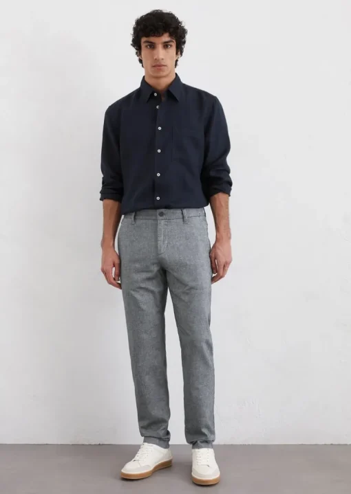 Chino model Osby Jogger tapered wykonana z organicznej mieszanki bawełny i lnu