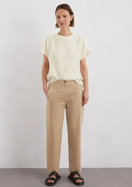 Chino model Rimka zwężane wykonane z organicznej bawełny typu stretch twill