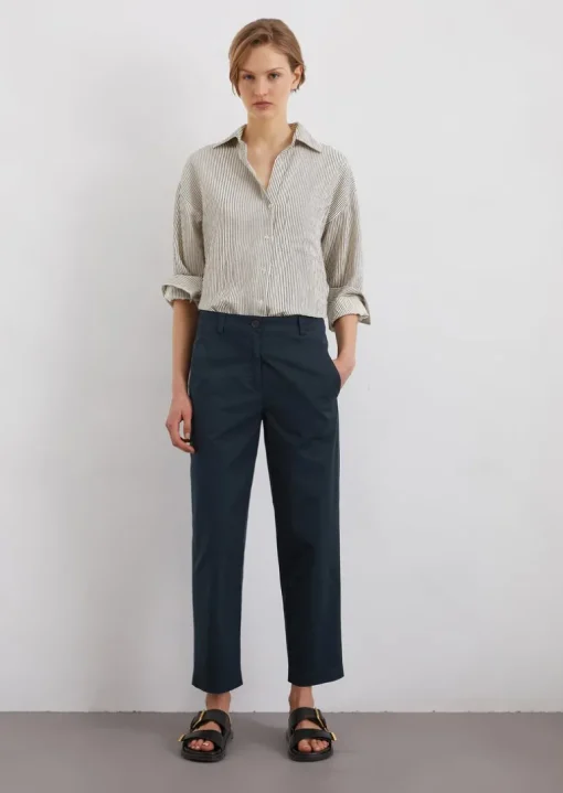 Chino model Rimka zwężane wykonane z organicznej bawełny typu stretch twill