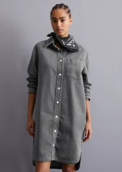 Dżinsowa sukienka oversize wykonane ze sztywnego denimu
