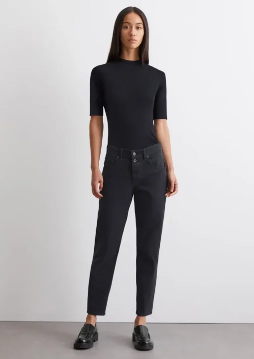 Dżinsy model Theda boyfriend cropped wykonana ze szczotkowanej bawełny twill