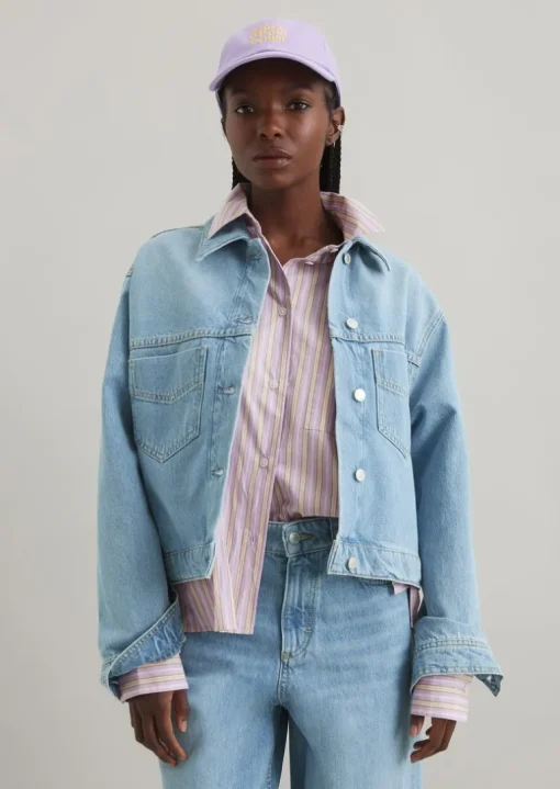 Kurtka dżinsowa oversize wykonane ze sztywnego denimu