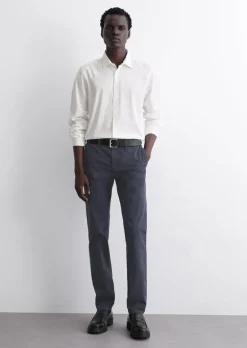 Model chino Malmö slim z diagonalu z bawełny ekologicznej