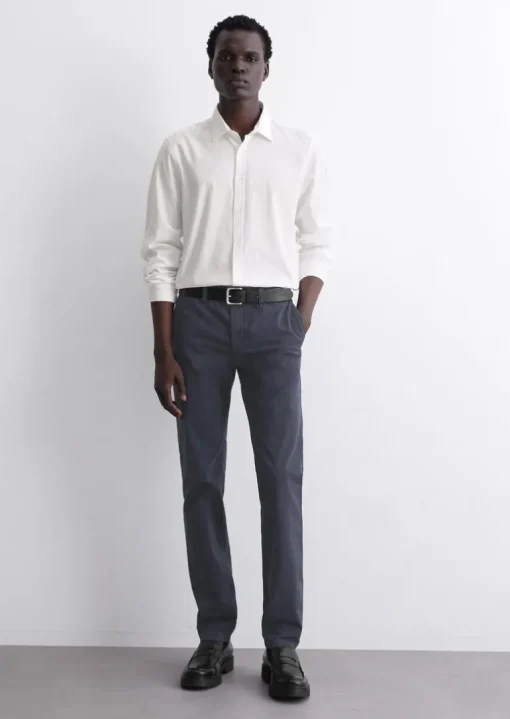 Model chino Malmö slim z diagonalu z bawełny ekologicznej