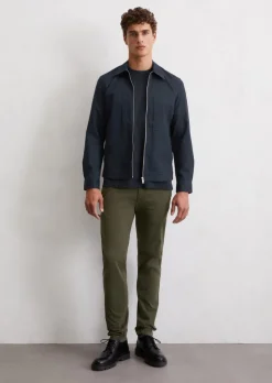Model Chino w kształcie Stiga wykonana z mieszanki bawełny organicznej