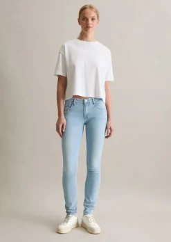 Model jeansów Alva slim wykonane z bawełny organicznej