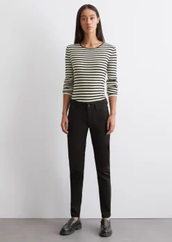 Model spodni Alby slim wykonane z satynowego stretchu