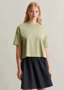 Przycięta koszulka oversize wykonana z prążkowanej bawełny organicznej
