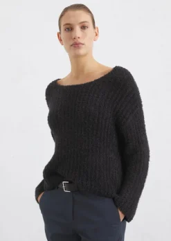 Sweter dzianinowy oversize wykonane z przędzy z frędzlami