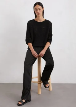 Sweter oversize wykonane z przędzy fantazyjnej