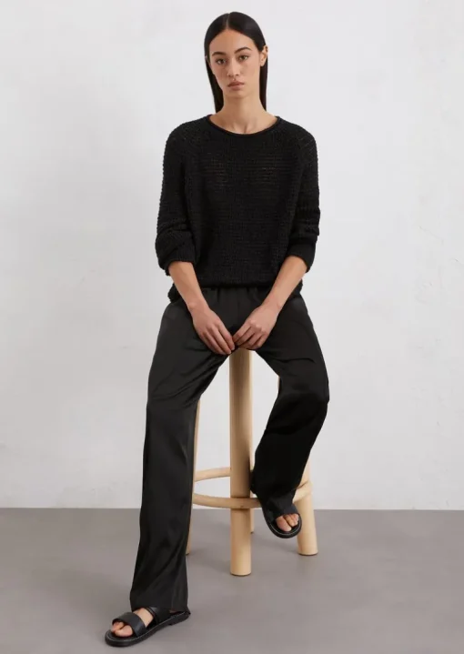 Sweter oversize wykonane z przędzy fantazyjnej