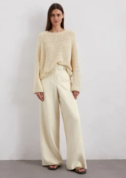 Sweter oversize wykonane z przędzy fantazyjnej