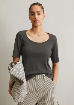 T-shirt slim Wykonana z miękkiego prążkowanego dżerseju