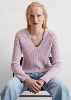 Wąski sweter z dzianiny z dekoltem w szpic wykonane z miękkiej przędzy bawełnianej