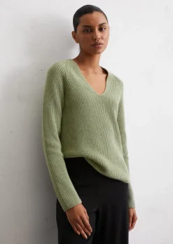 Wąski sweter z dzianiny z dekoltem w szpic wykonane z miękkiej przędzy bawełnianej